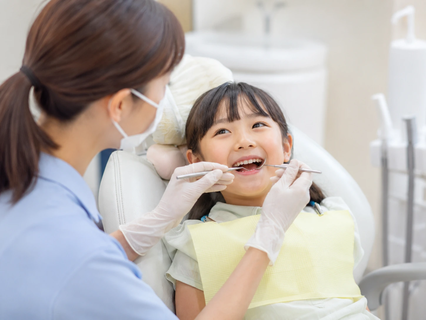 小児歯科で子どもが診療を受ける様子